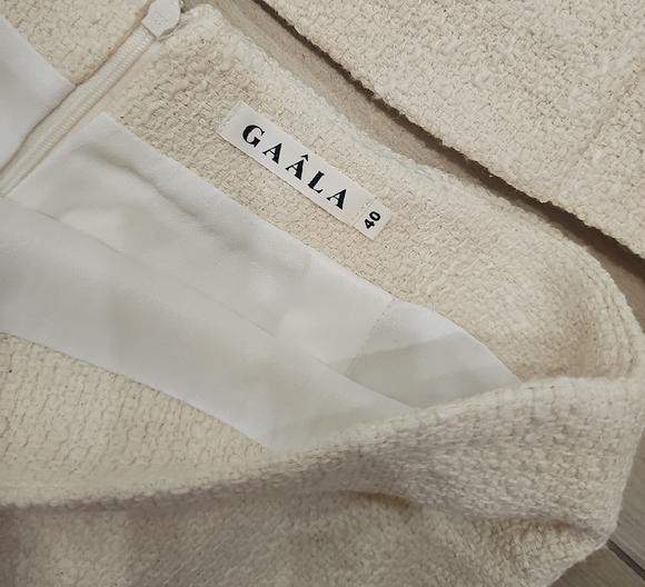 Elegant Cream Skirt Suit - Picture 3 of 4